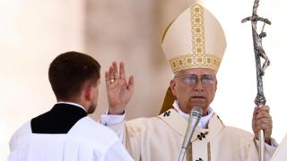 El papa León XIV dirige la oración del Regina Coeli en la plaza de San Pedro en el Vaticano.