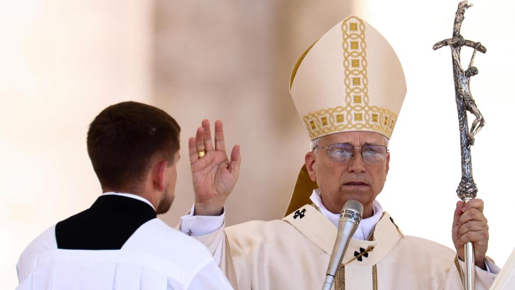 El papa León XIV dirige la oración del Regina Coeli en la plaza de San Pedro en el Vaticano.