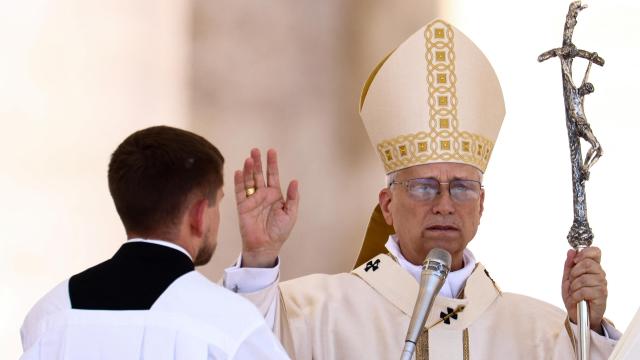 El papa León XIV dirige la oración del Regina Coeli en la plaza de San Pedro en el Vaticano.