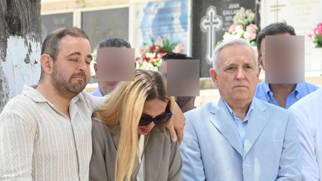 Rocío Flores, con su hermano David y su tío, José Antonio Rodríguez, marido de Gloria Mohedano, en el cementerio municipal de Chipiona.