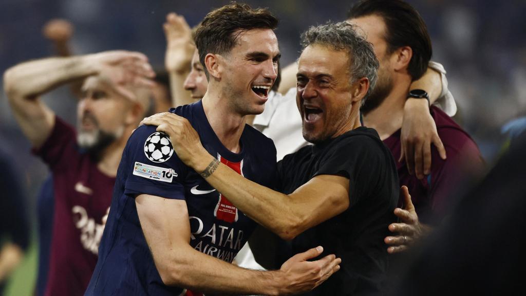 Fabián Ruiz y Luis Enrique celebran la victoria en la final de la Champions.