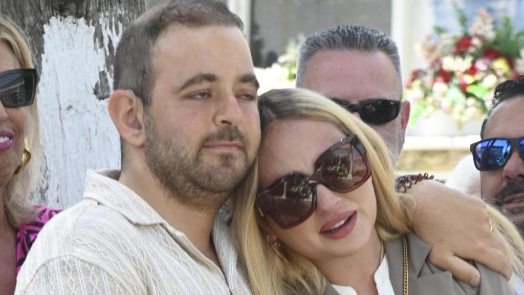 Rocío Flores y su hermano David se abrazan ante la tumba de Rocío Jurado en su pueblo natal.