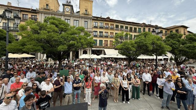 Concentración convocada por la Asociación de Usuarios del AVE de Segovia 'Por el futuro de Segovia. Más paradas de Tren' en la plaza Mayor.