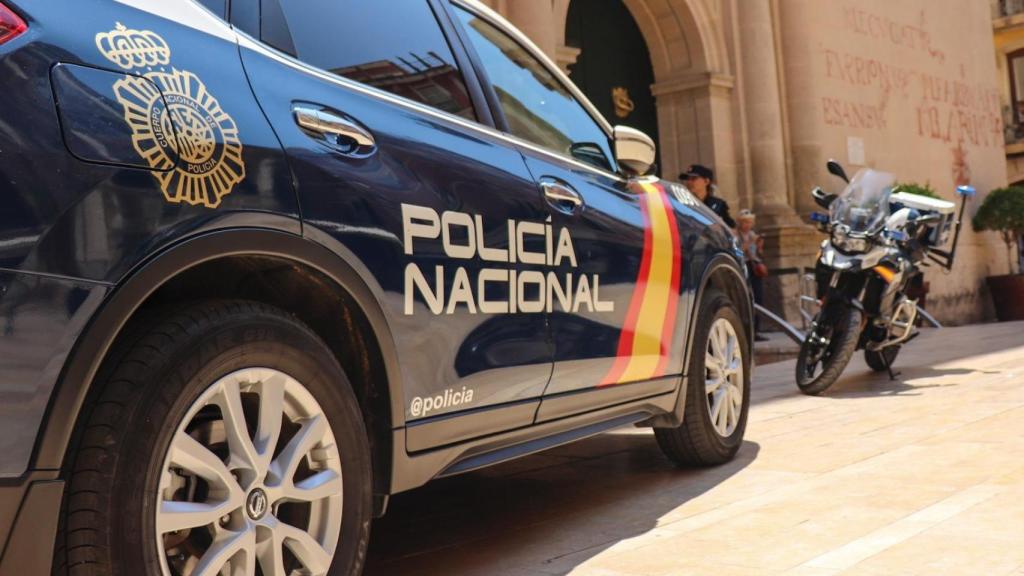 Un coche de la Policía Nacional frente a la Concatedral de San Nicolás en Alicante