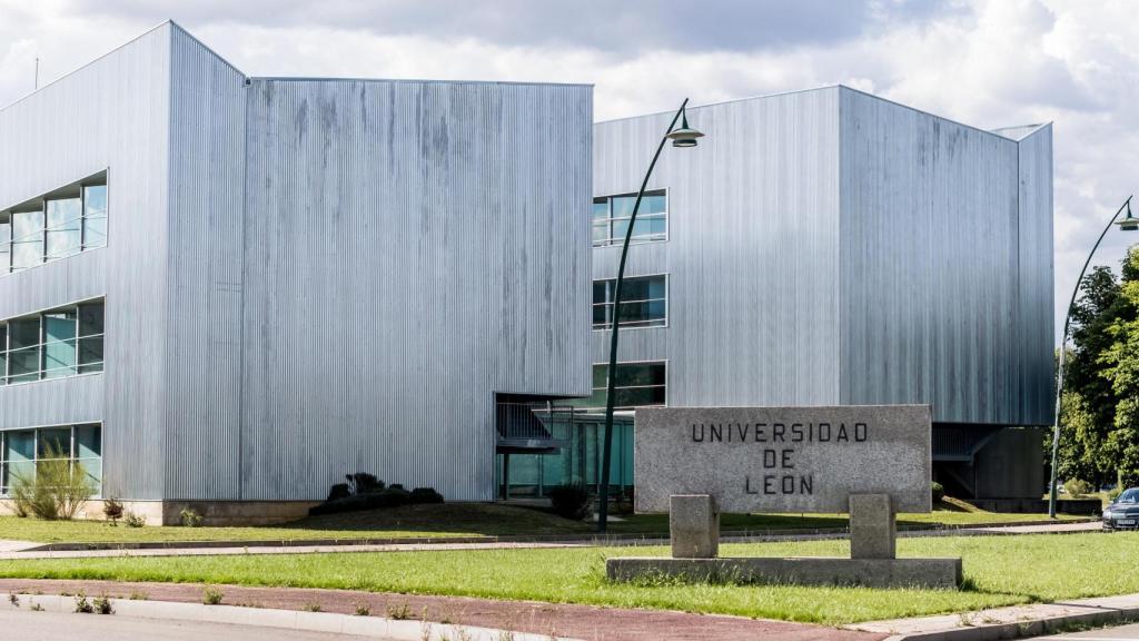 Uno de los accesos de entrada a la Universidad de León