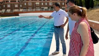 El alcalde de Toledo, Carlos Velázquez, y varios concejales del Gobierno Municipal han visitado hoy la piscina de Santa María de Benquerencia.