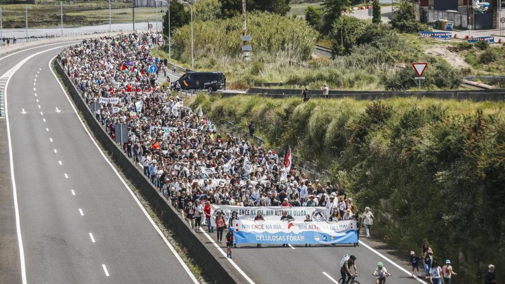 Miles de personas se manifiestan en Pontevedra contra los proyectos de Ence y Altri en Galicia