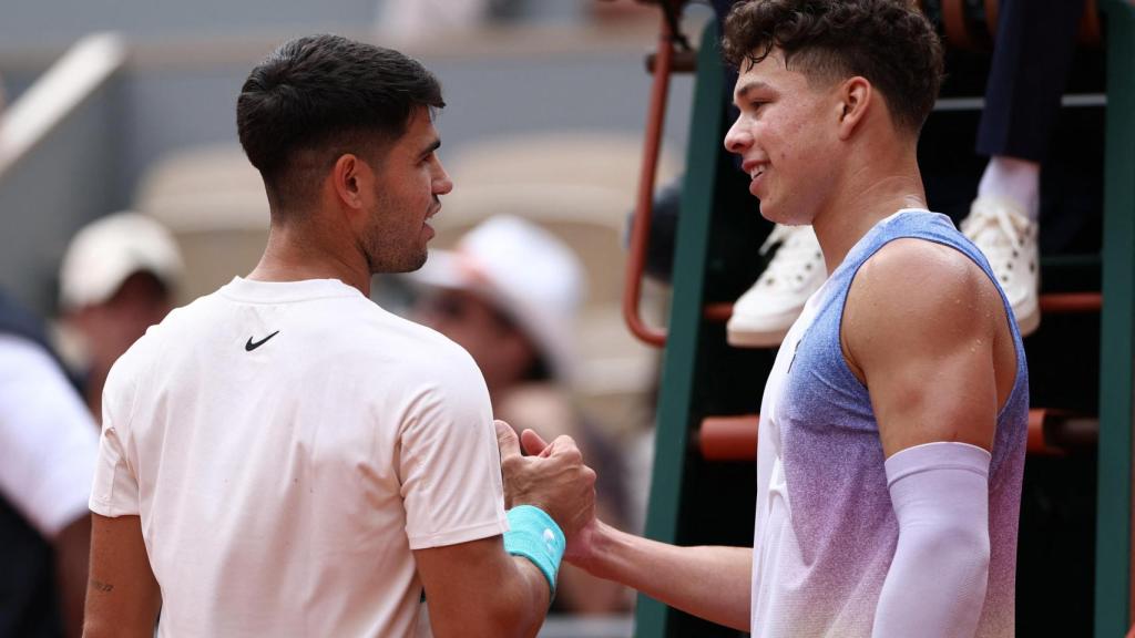 Alcaraz y Shelton se felicitan por un punto.