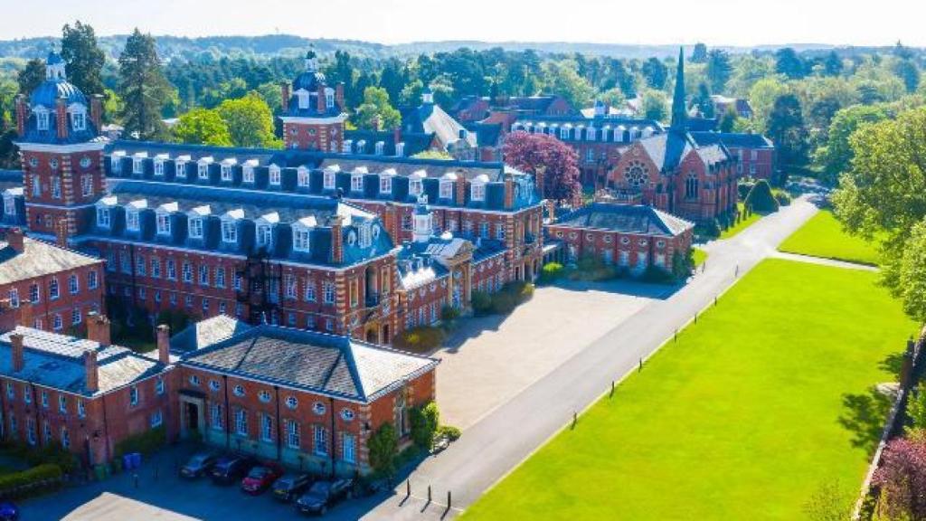 Arístides de Grecia va al mismo internado en el que estudió el rey Eduardo VII, fundado en 1853.