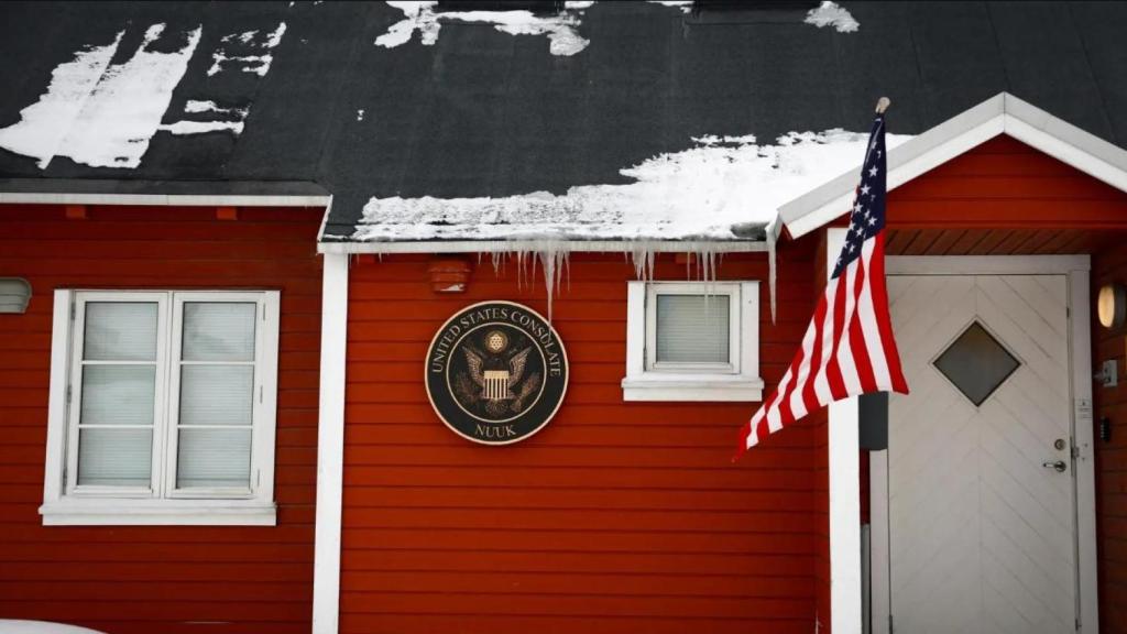 La nieve cubre parte del tejado del Consulado de Estados Unidos en Nuuk, Groenlandia, 5 de febrero de 2025.