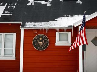 La nieve cubre parte del tejado del Consulado de Estados Unidos en Nuuk, Groenlandia, 5 de febrero de 2025.