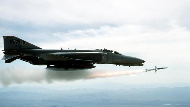 Caza F-4 lanzando un misil