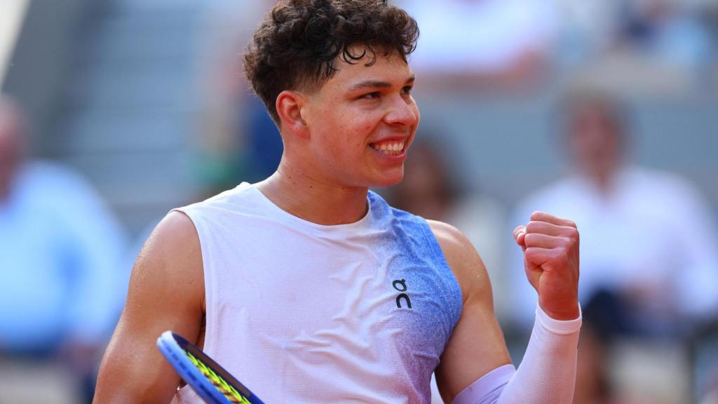 Shelton celebra un punto contra Alcaraz.