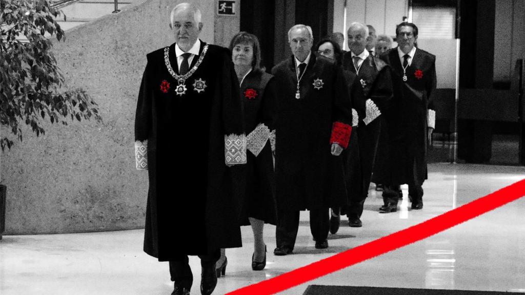 El presidente del TC, Cándido Conde-Pumpido, y los magistrados se dirigen al salón de actos el pasado 6 de septiembre, para la toma de posesión de José María Macías./