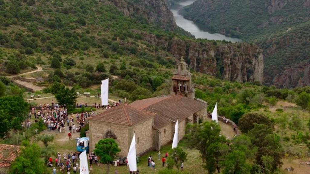 Miles de personas acompañan a los pendones de Sayago