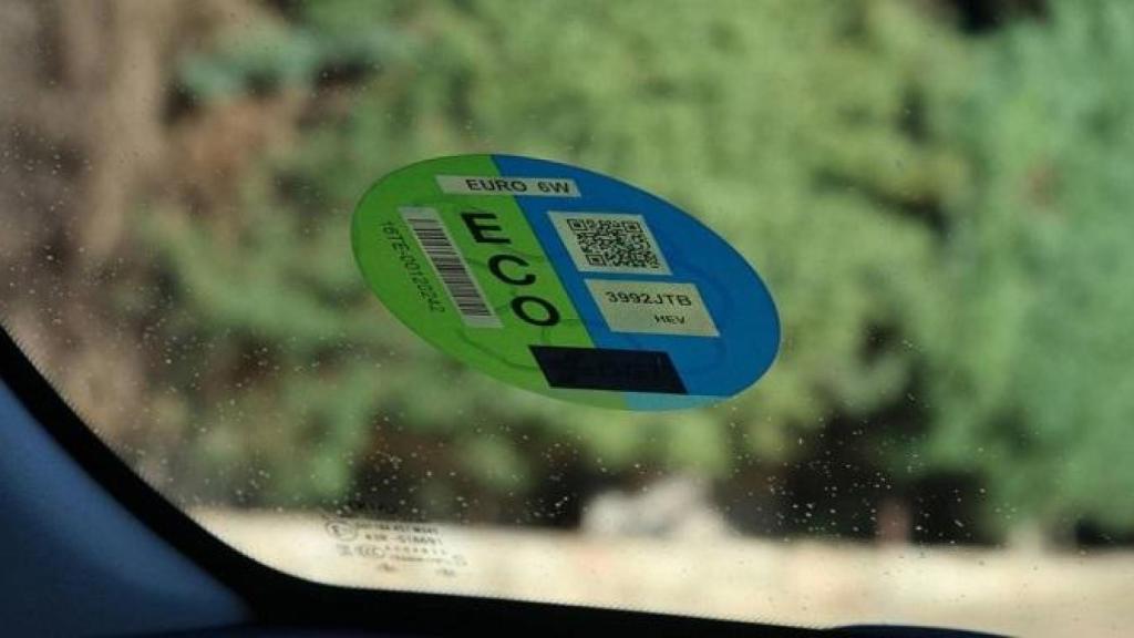 La circunstancia poco conocida que te libra de llevar la etiqueta ambiental en el parabrisas: solo pueden hacerlo etos vehículos