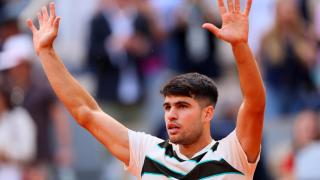 Alcaraz celebra su victoria contra Shelton en Roland Garros.