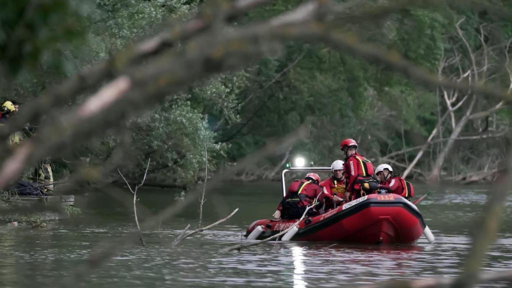 Los Bomberos de Valladolid en el río Pisuerga en imagen de archivo