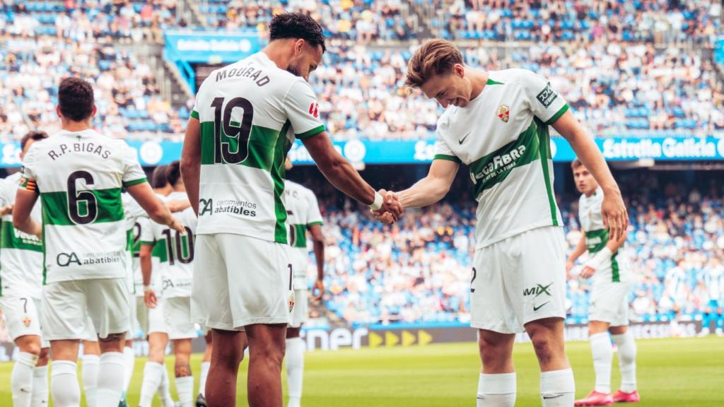 Mourad y Affengruber celebran un gol del Elche en Riazor