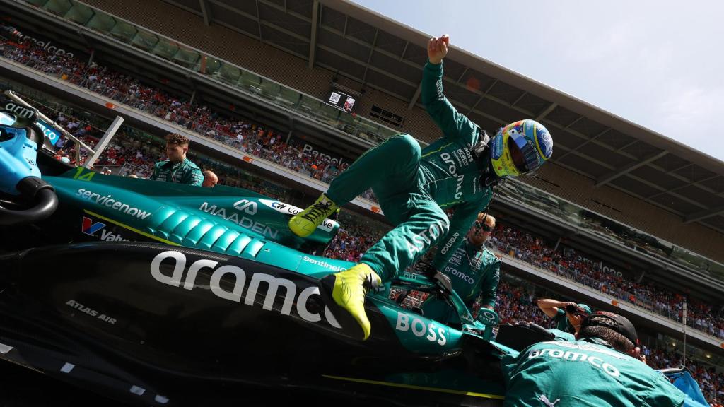Fernando Alonso bajándose del Aston Martin en el GP de España