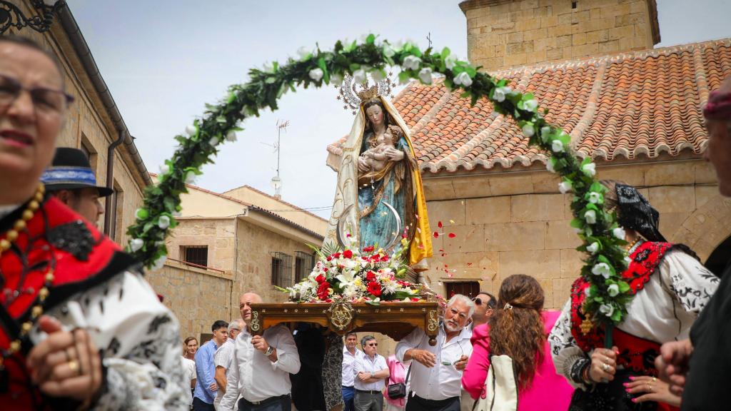 La Virgen de los Remedios por las calles de Villamayor.