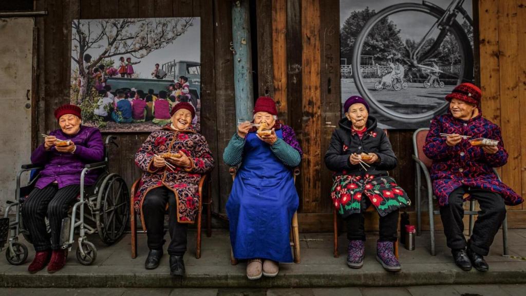 'Ancianas tomando comida deliciosa' de Xiaoling-Li, ganador del certámen.