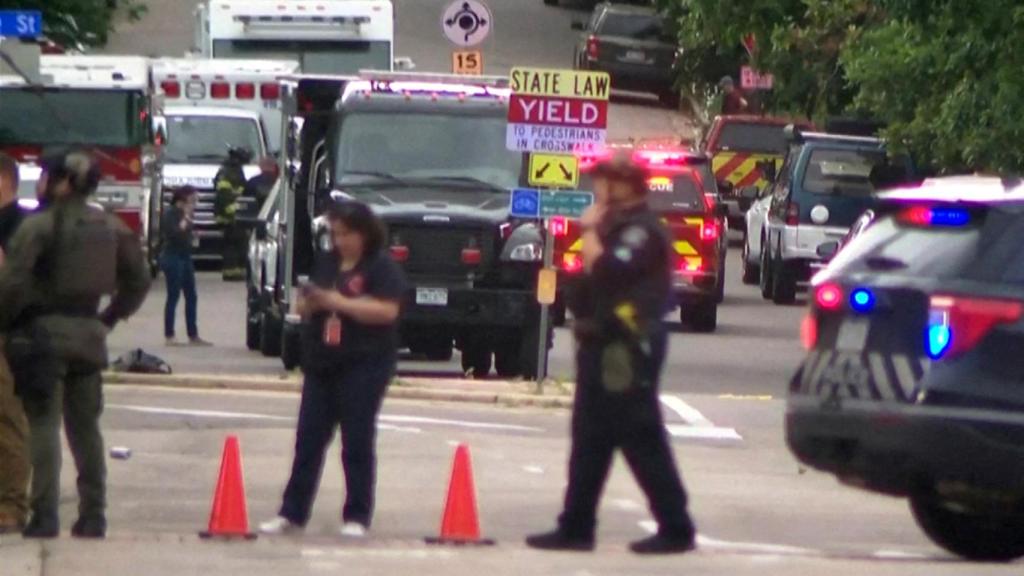 La policía trabaja en la escena de los hechos en Boulder, Colorado.