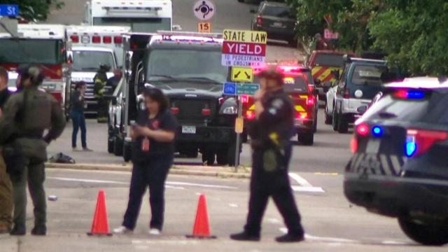 La policía trabaja en la escena de los hechos en Boulder, Colorado.