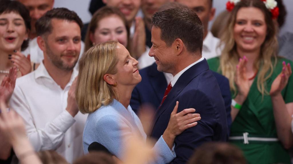 Rafal Trzaskowski, candidato liberal y alcalde de Varsovia, recibe el apoyo de su mujer tras conocerse los resultados.