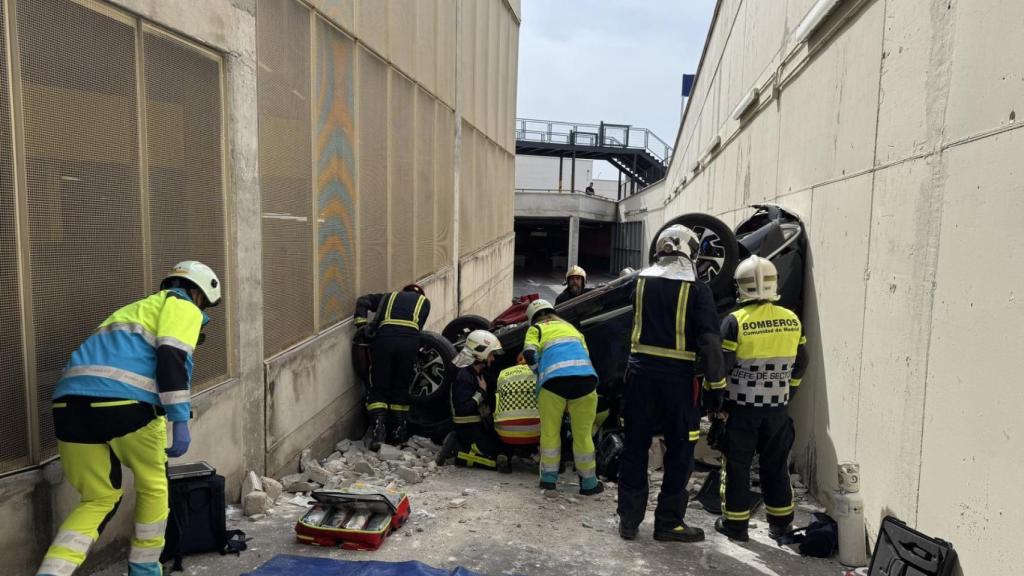 Los bomberos rescatando a una mujer en Majadahonda.