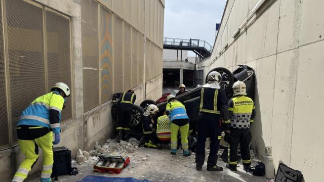 Los bomberos rescatando a una mujer en Majadahonda.