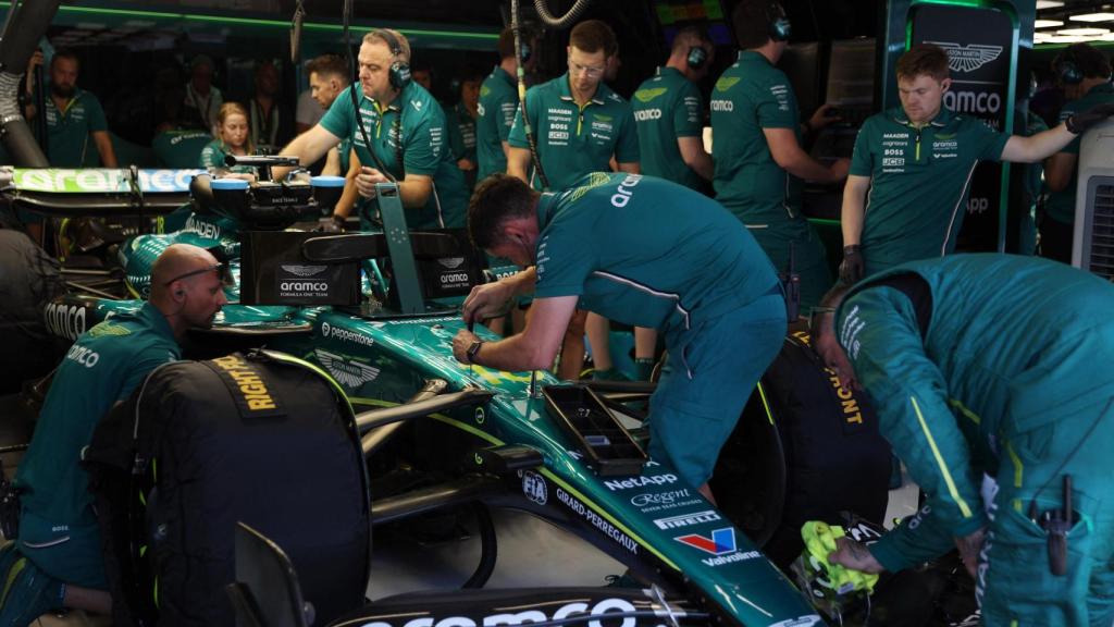 Los mecánicos de Aston Martin trabajan en el coche de Lance Stroll