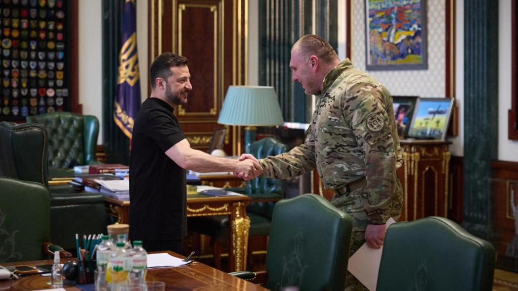 Zelenski y el jefe del SBU, Vasil Maliuk, se felicitan por el éxito de la 'Operación Telaraña'.