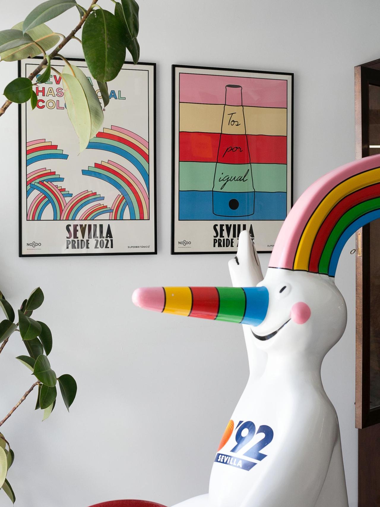 Los carteles de 2021 y 2025.