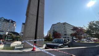 Un coche pierde el control y acaba en la fuente de Plaza América