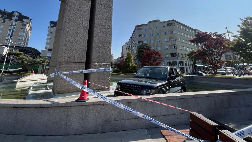 Un coche pierde el control y acaba en la fuente de Plaza América