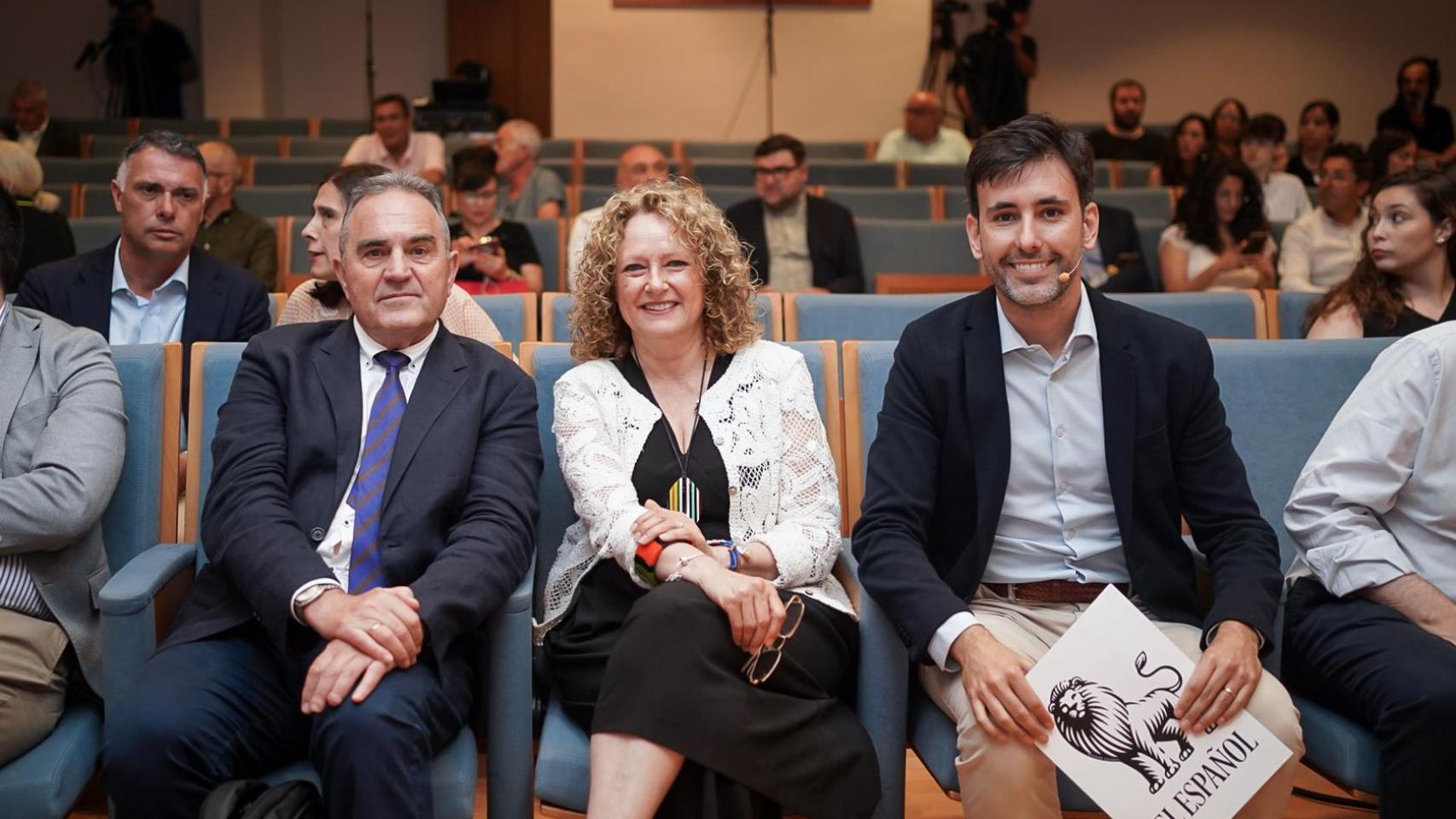 De izquierda a derecha; Francisco José Gan Pampols, vicepresidente segundo y conseller para la Recuperación Económica y Social de la Generalitat Valenciana; Amparo Folgado, alcaldesa de Torrent; y Dani Valero, delegado de EL ESPAÑOL en la Comunitat Valenciana; en la apertura del encuentro 'Análisis de la reconstrucción tras la dana'.