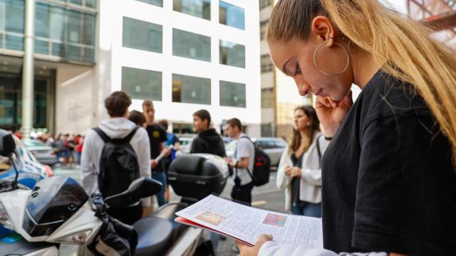 Una alumna repasa antes de un examen de selectividad.