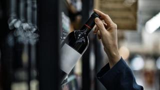 Botella de vino tinto.