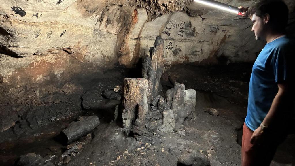 El investigador Aitor Ruiz-Redondo (Unizar) iluminando uno de los conjuntos de espeleofactos.