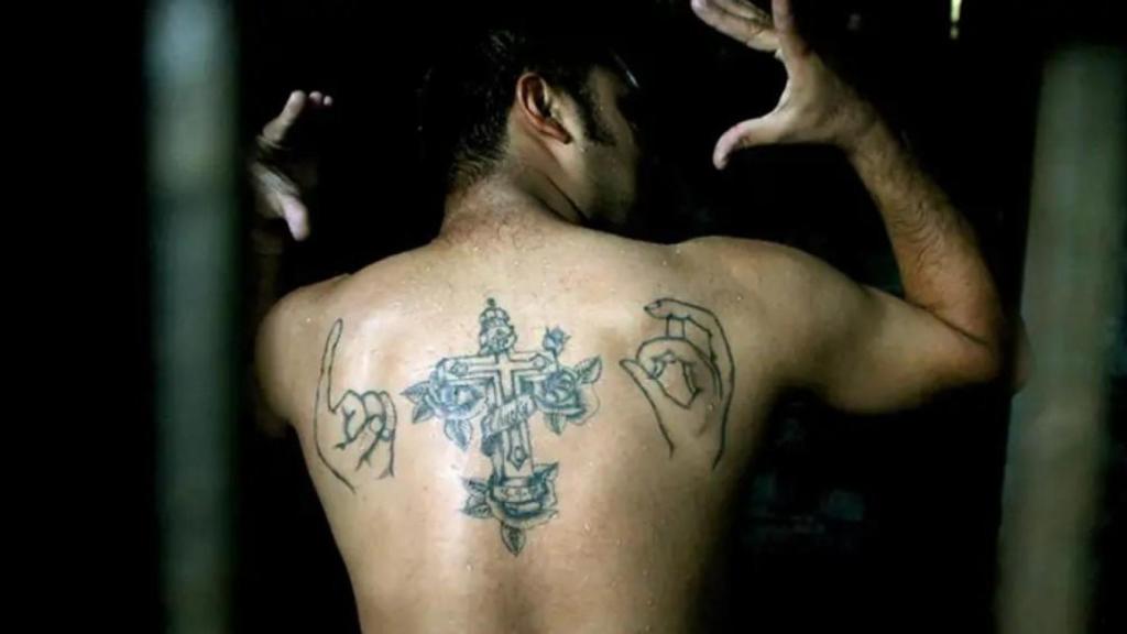 Un miembro de La Mara Salvatrucha mostrando sus tatuajes en prisión.