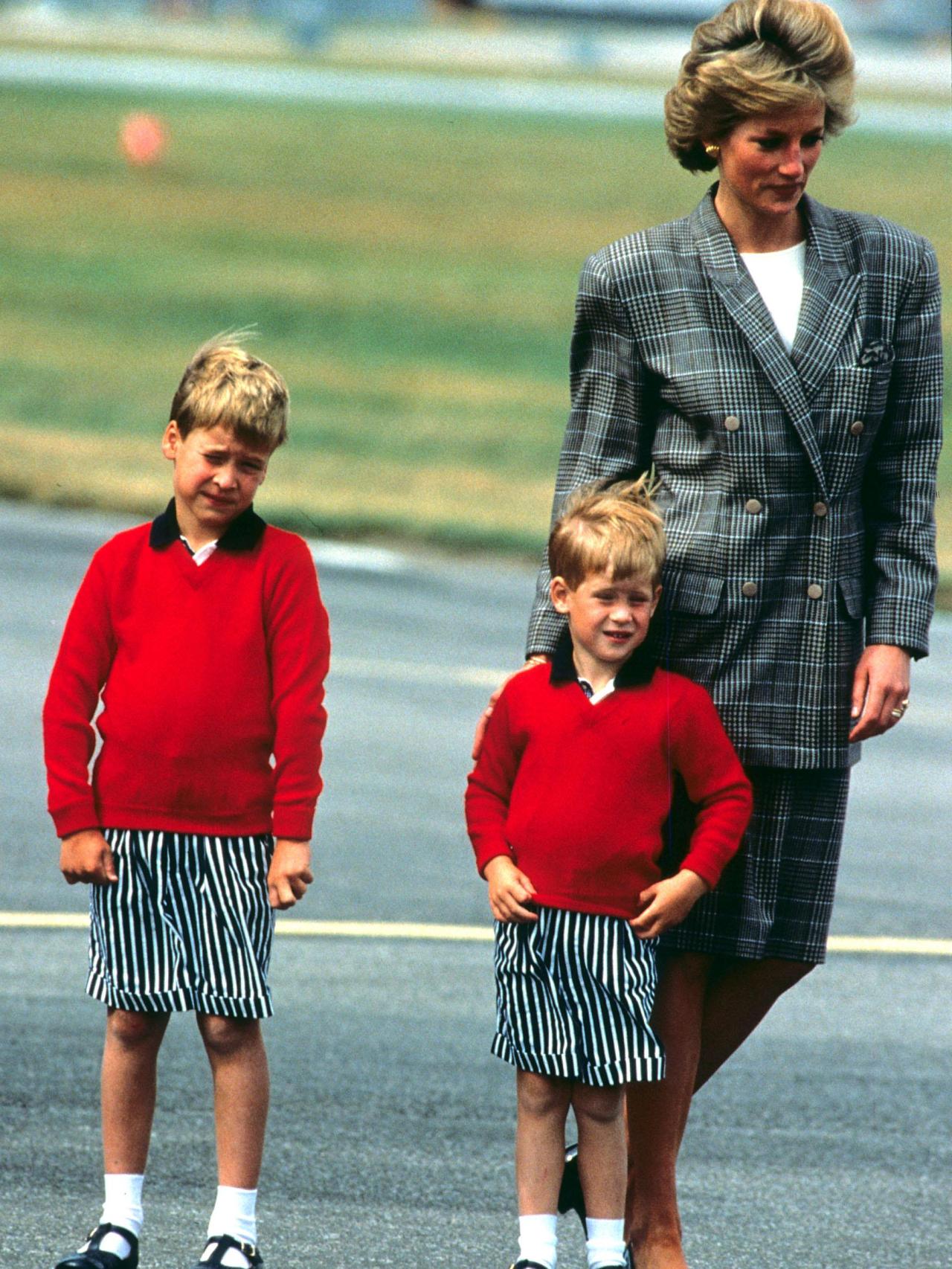 La princesa Diana con sus hijos, Guillermo y Harry.