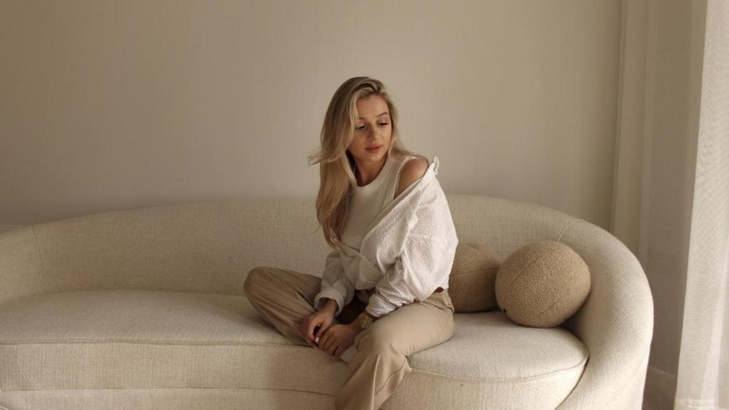 Una mujer sentada en un sofá.