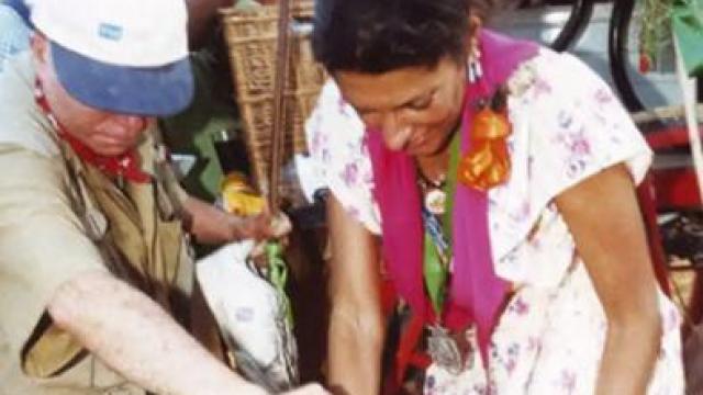 Carmina Ordóñez lavándose los pies.