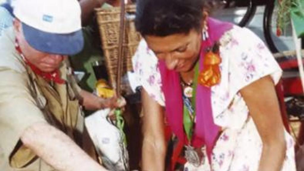 Carmina Ordóñez lavándose los pies.