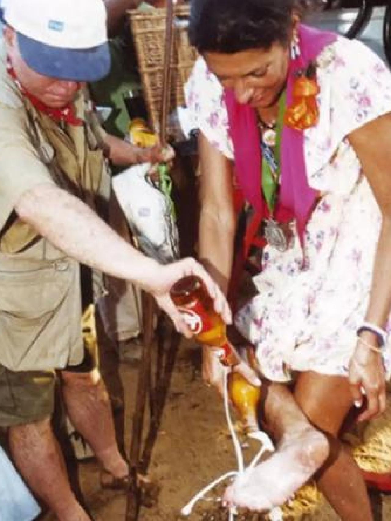 Carmina Ordóñez lavándose los pies con cerveza.