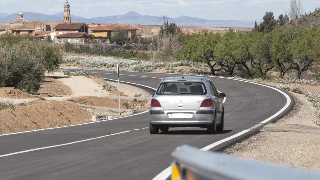 Un coche llegando a un pueblo.