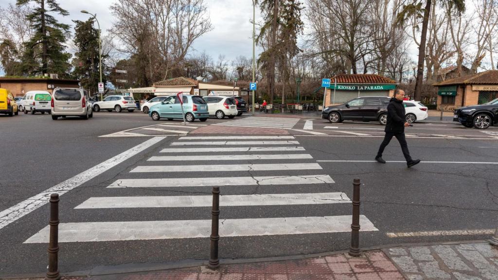 Un paso de cebra junto a la Puerta de Bisagra, en Toledo.