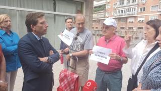 Almeida habla con los vecinos de Parque de las Avenidas.