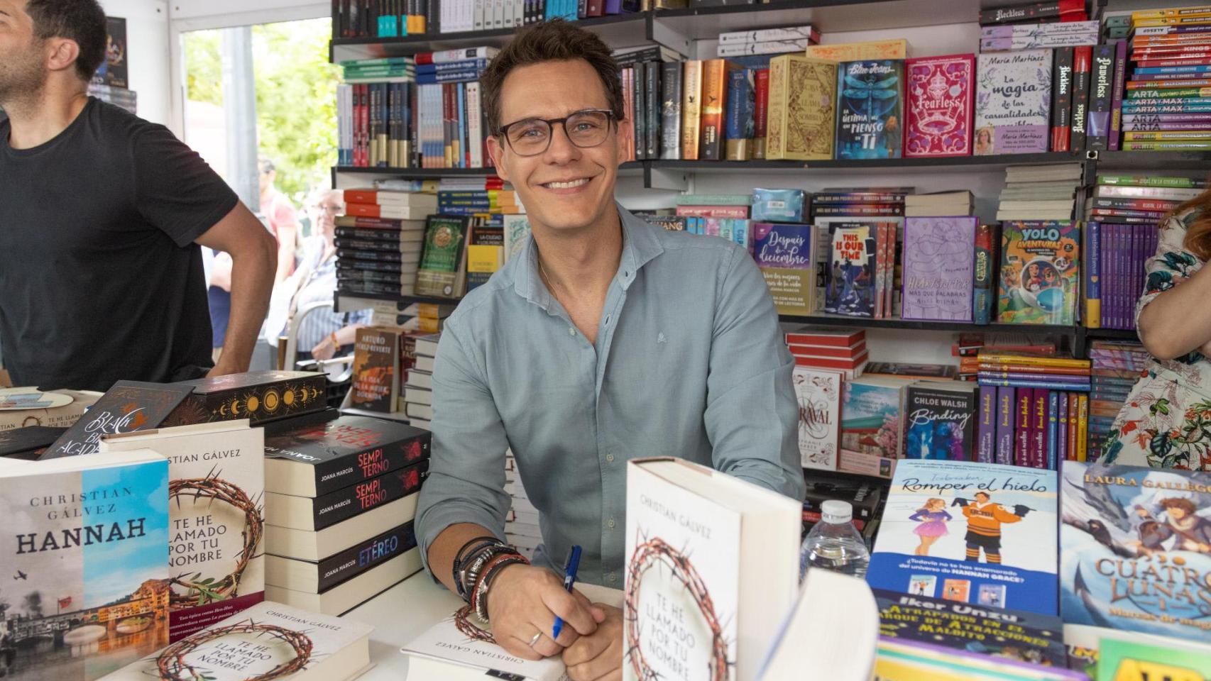 De Christian Gálvez a Sergio Peris-Mencheta: los famosos que han firmado sus ejemplares en las casetas de la Feria del Libro de Madrid